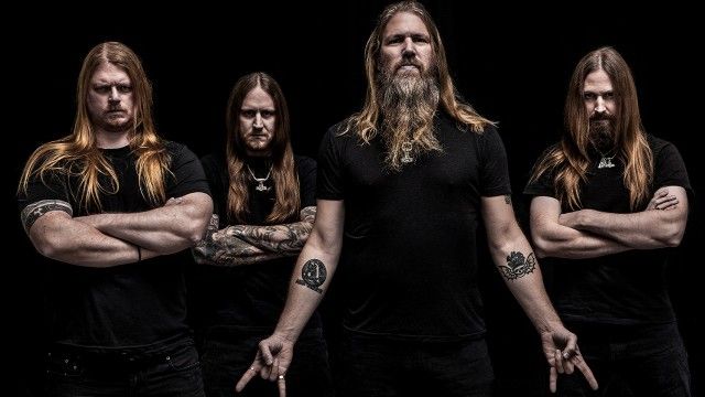 Amon Amarth: Yoga mit Johan Hegg