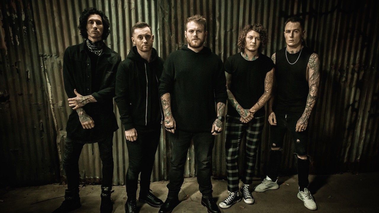 Asking Alexandria releasen Akustikversion von „Antisocialist“